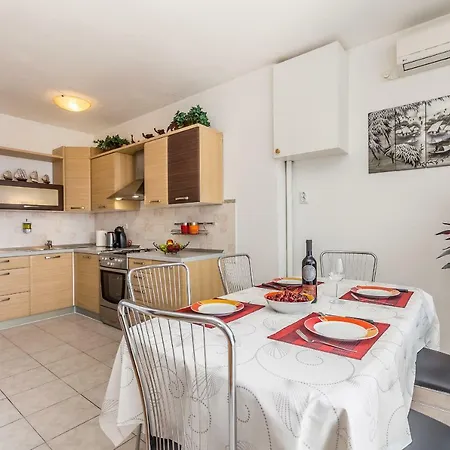 Apartment Lucky 1 *